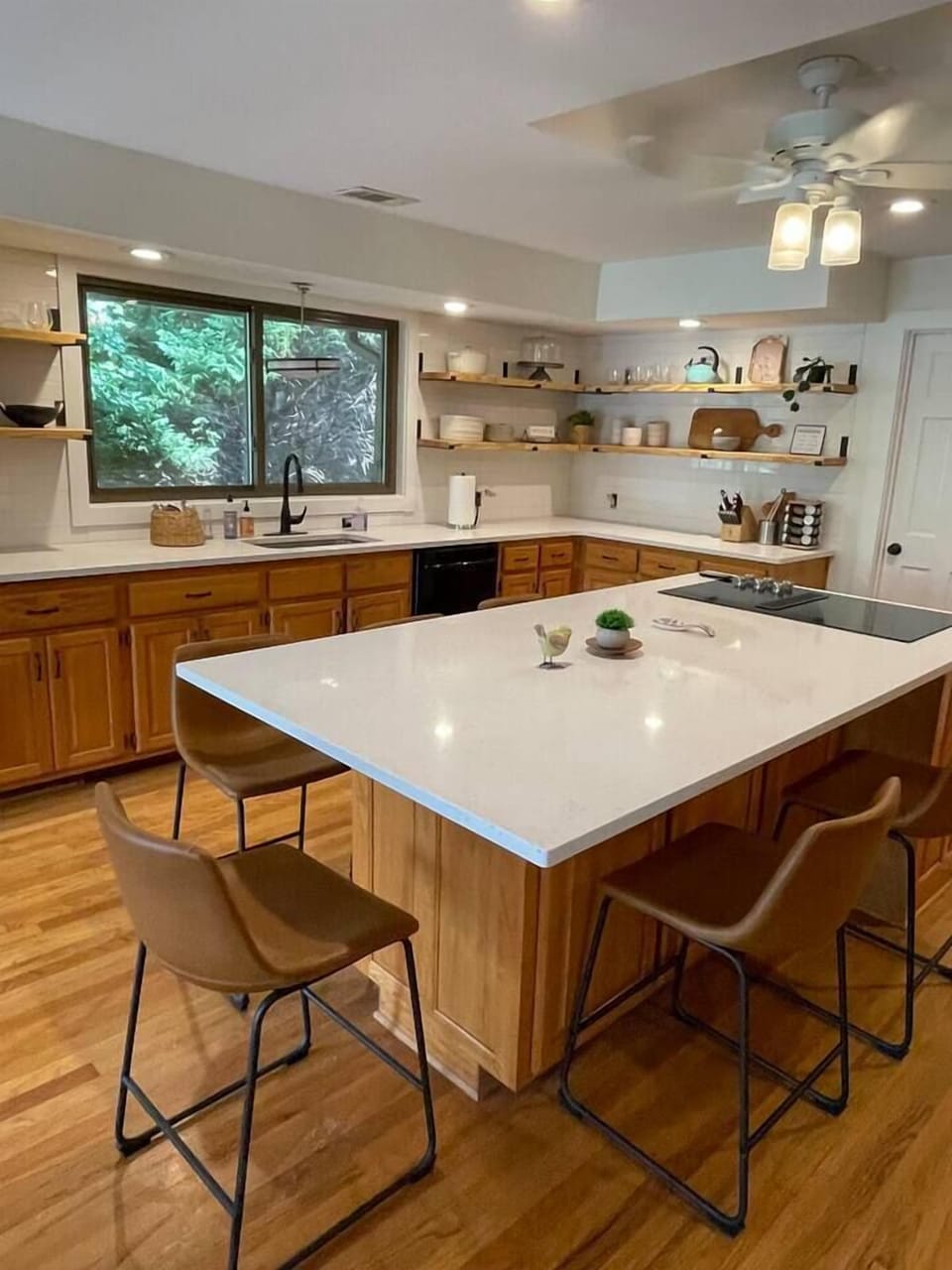 Kitchen (view 2)
