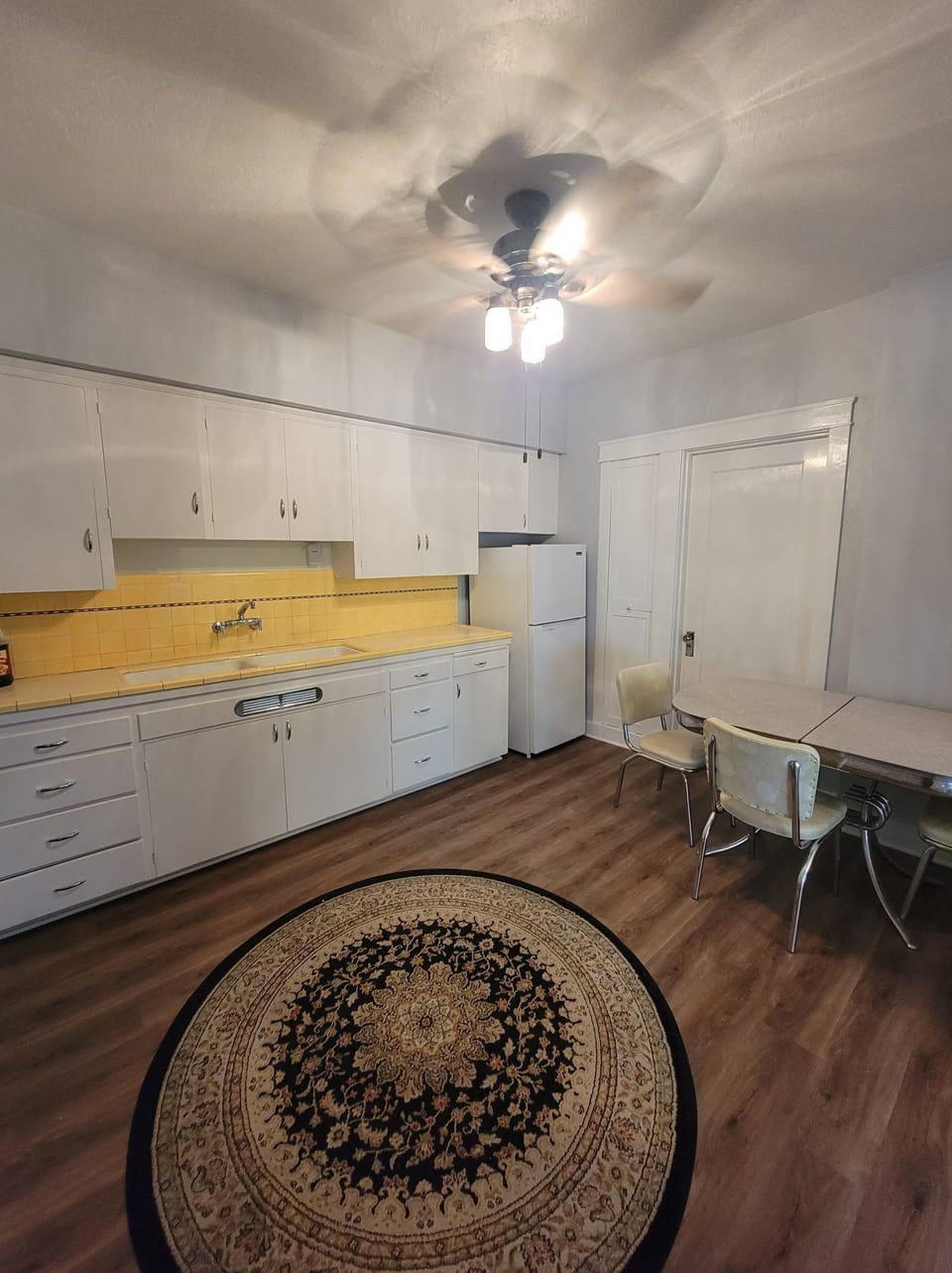Butlers Pantry with Table/Chairs