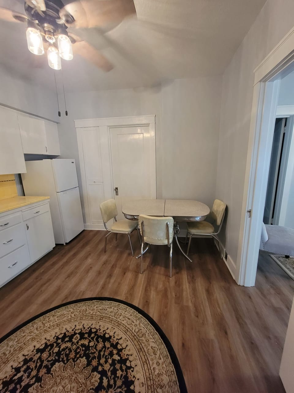 Butlers Pantry with Table/Chairs