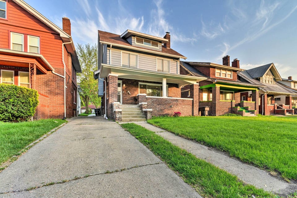 Front Exterior | 5 Mi to Downtown