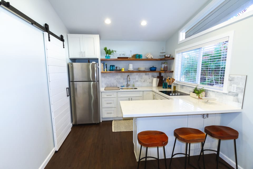 Full kitchen.