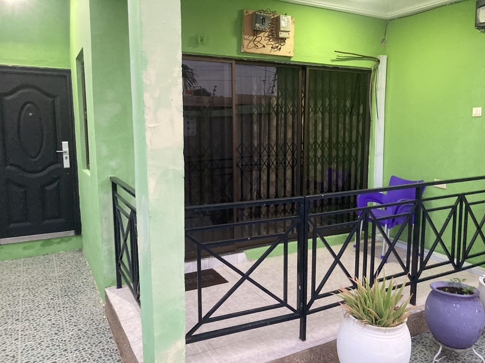 15 minutes away from airport with free tour guide. House in Accra