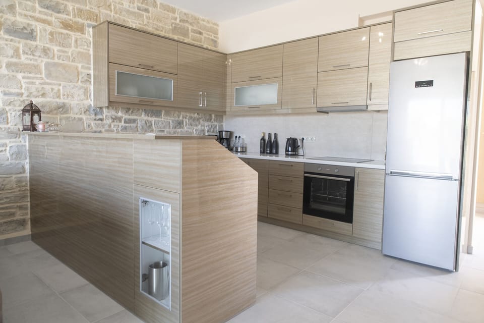 big open luxury kitchen (bar desk)