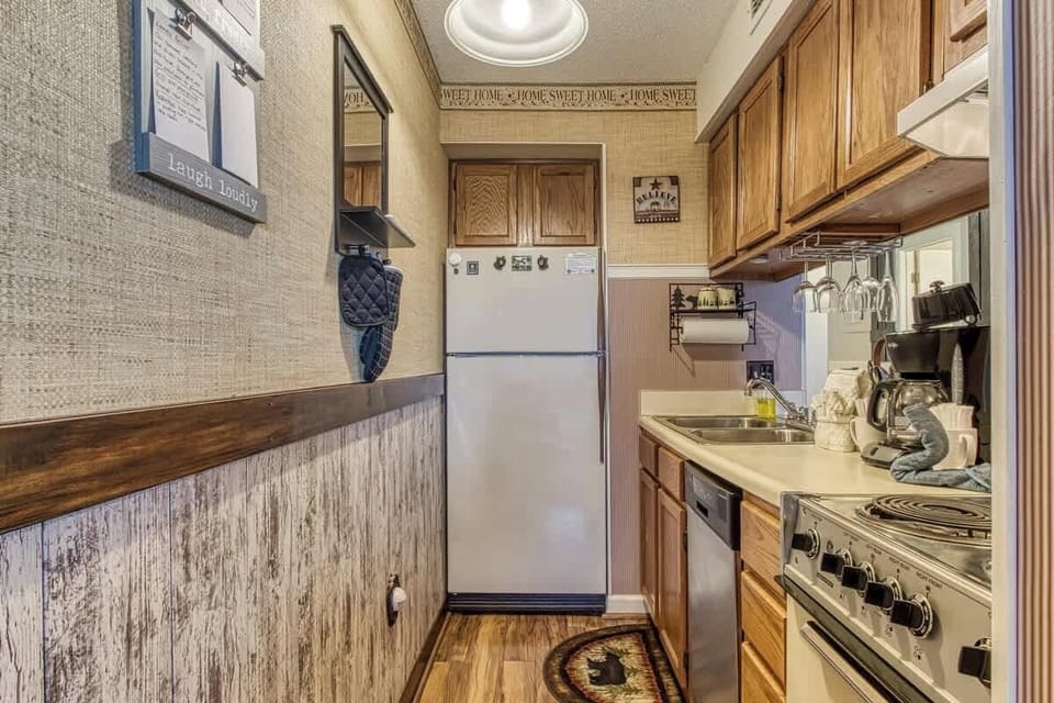 Enjoy cooking in a well-equipped space with charming decor and rustic finishes!