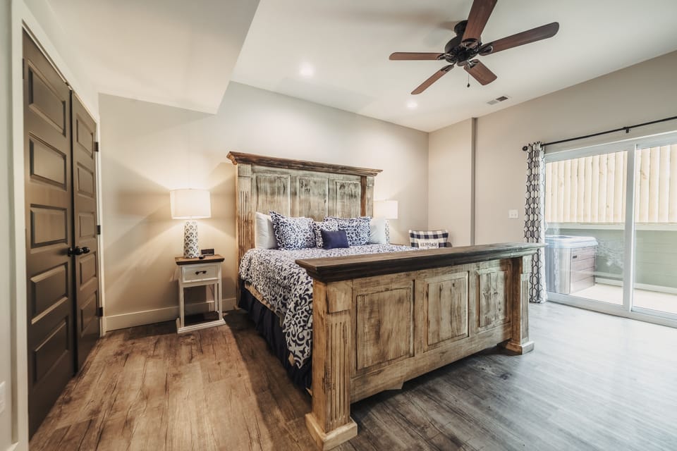 Downstairs king bedroom.