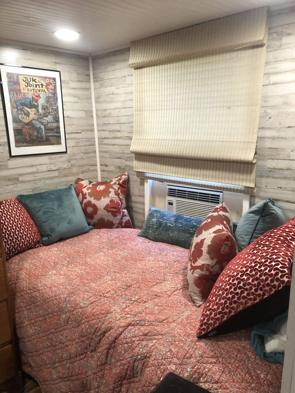Twin bed in back small bedrm , loft twin bed , washer/dryer all  in small bedrm