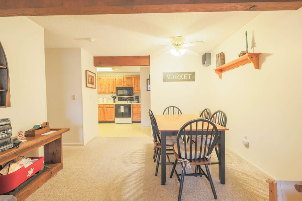 Dining area to kitchen