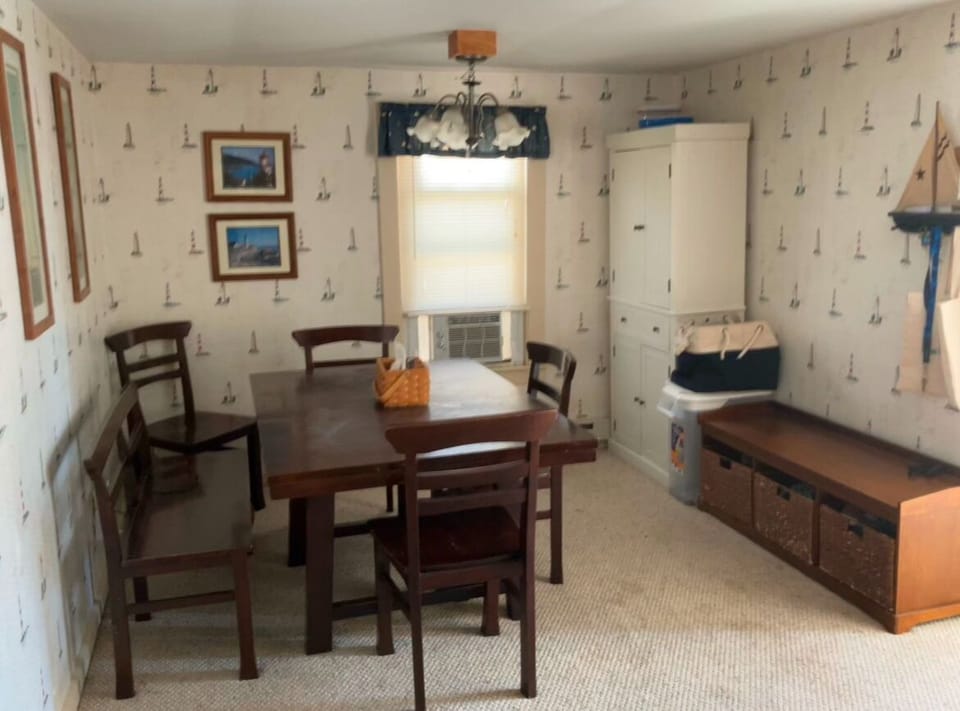 Kitchen/Dining area- seating for 6