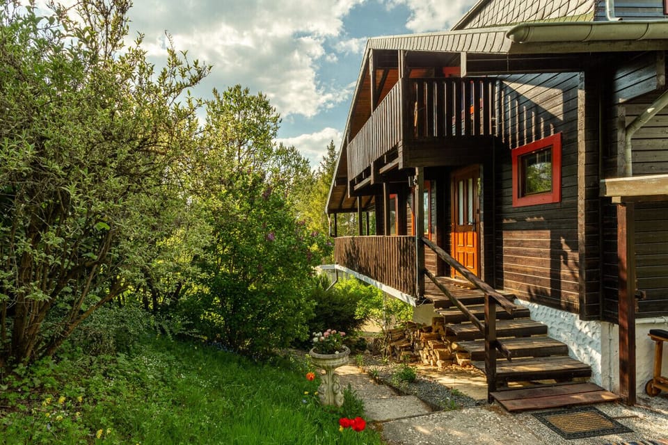 Du liebst die Natur? Unser Blockhaus steht mitten drin. Unzählige Wanderwege locken unmittelbar vor der Haustür.