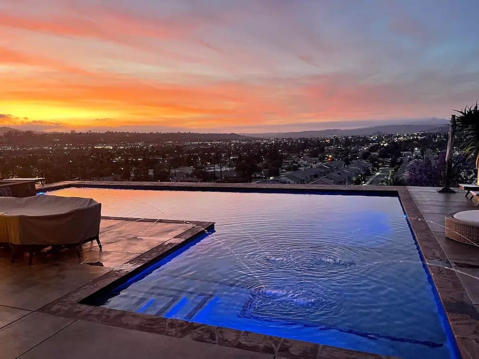 Only your closest friends here, no one else-private hill estate wth no neighbors