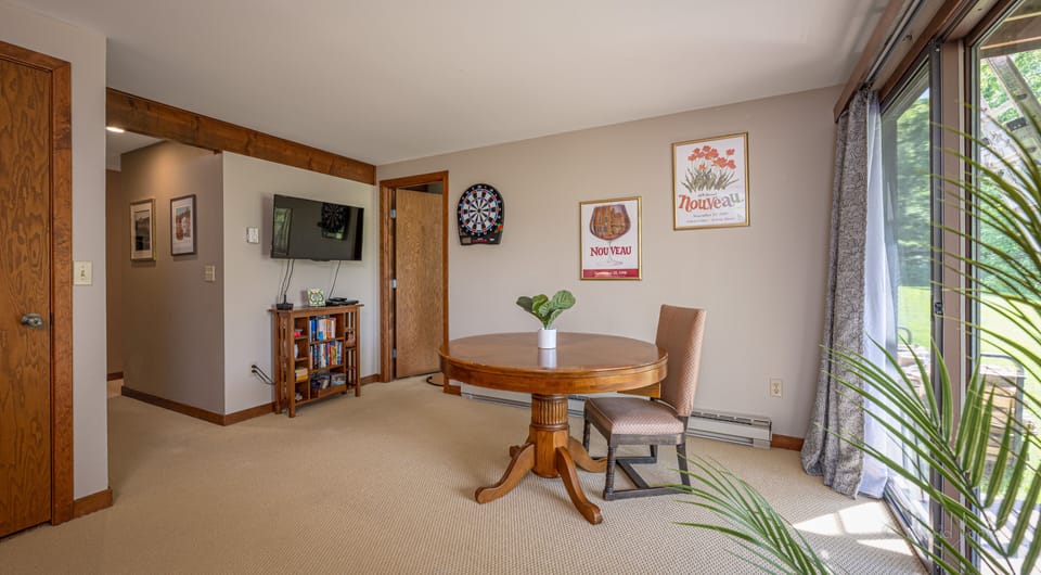 another view of the game room. 