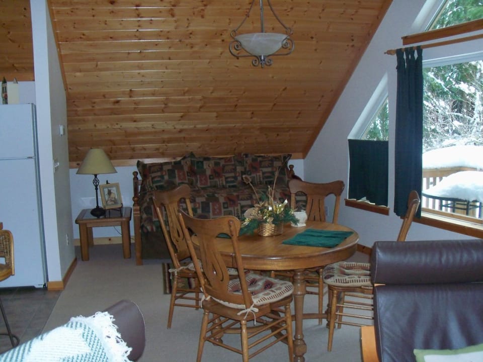 Daybed with pull-out trundle behind
dining area table