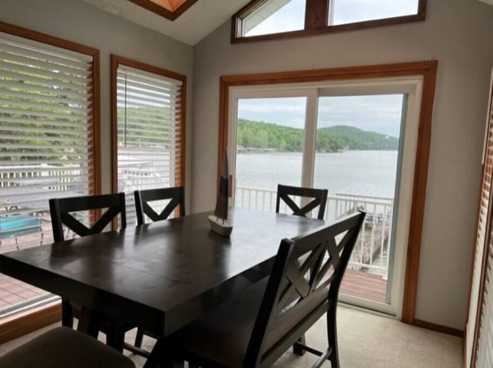 Dining area (2)