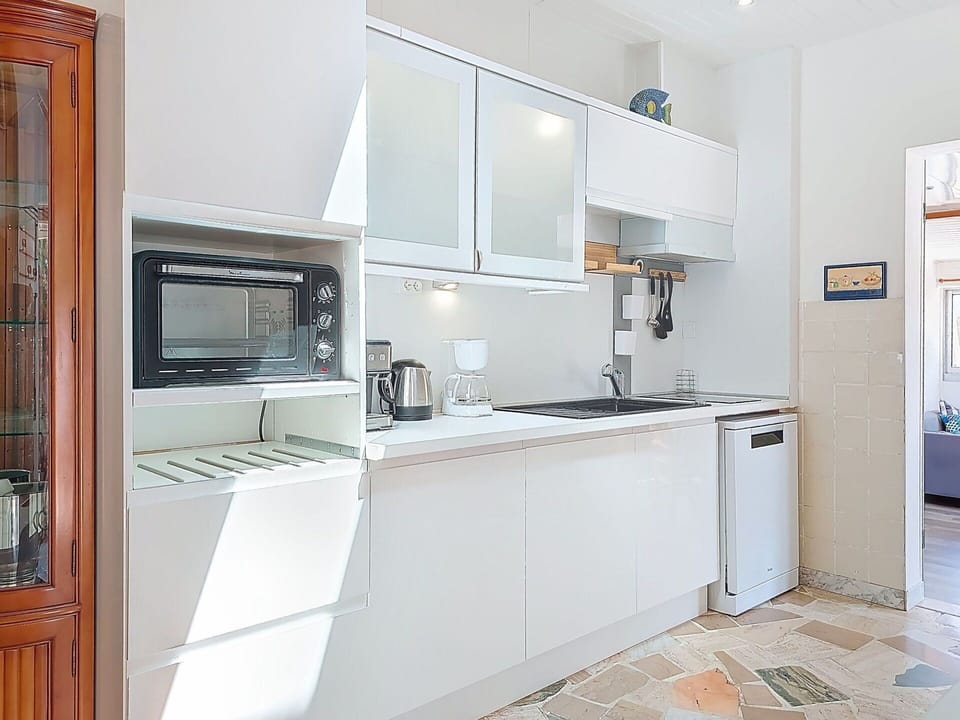 Kitchen Appliance, Kitchen, Countertop, Major Appliance, Cabinetry, Flooring, Furniture, Home Appliance, Interior Design, Wood