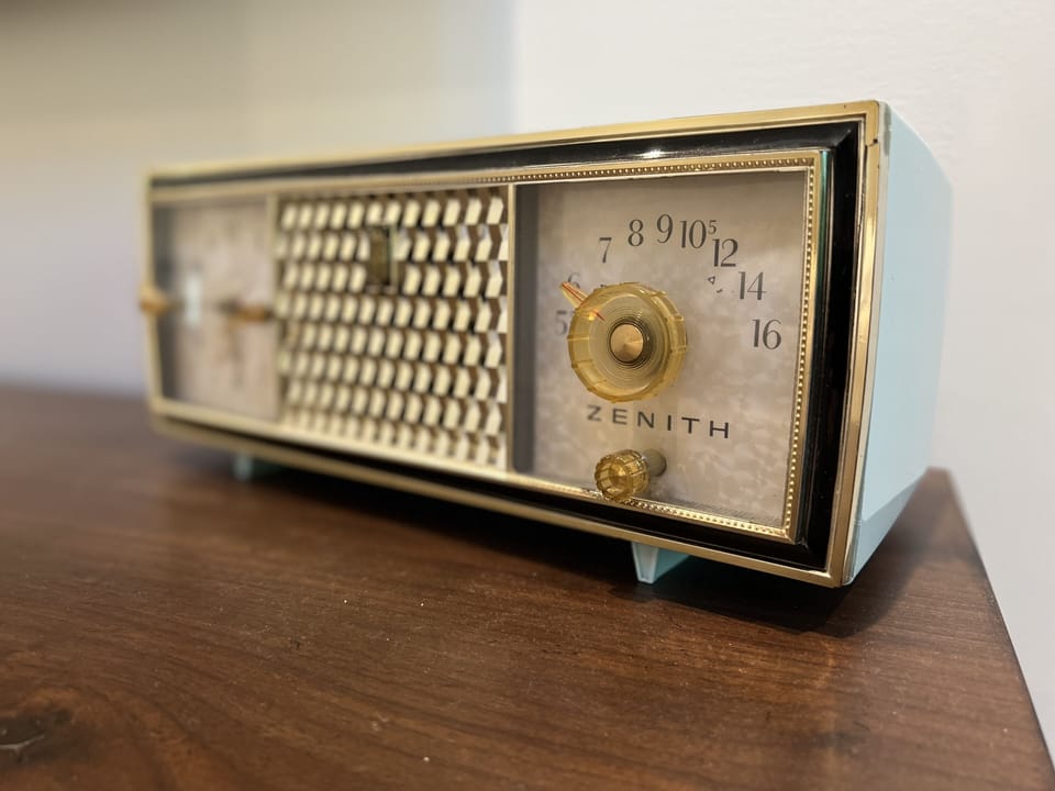 Working Zenith retro clock radio