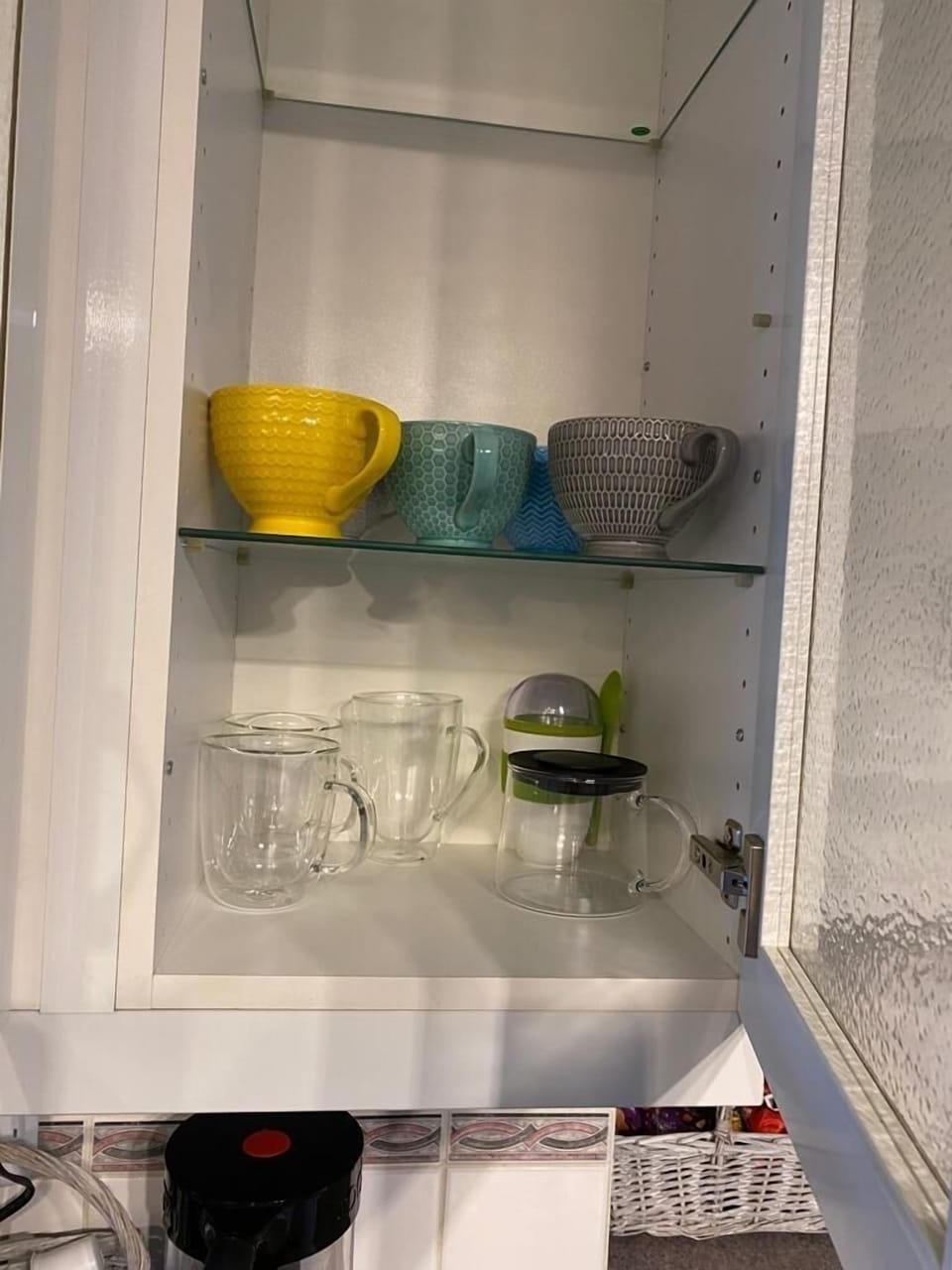 Both, insulated and regular cups for hot drinks.