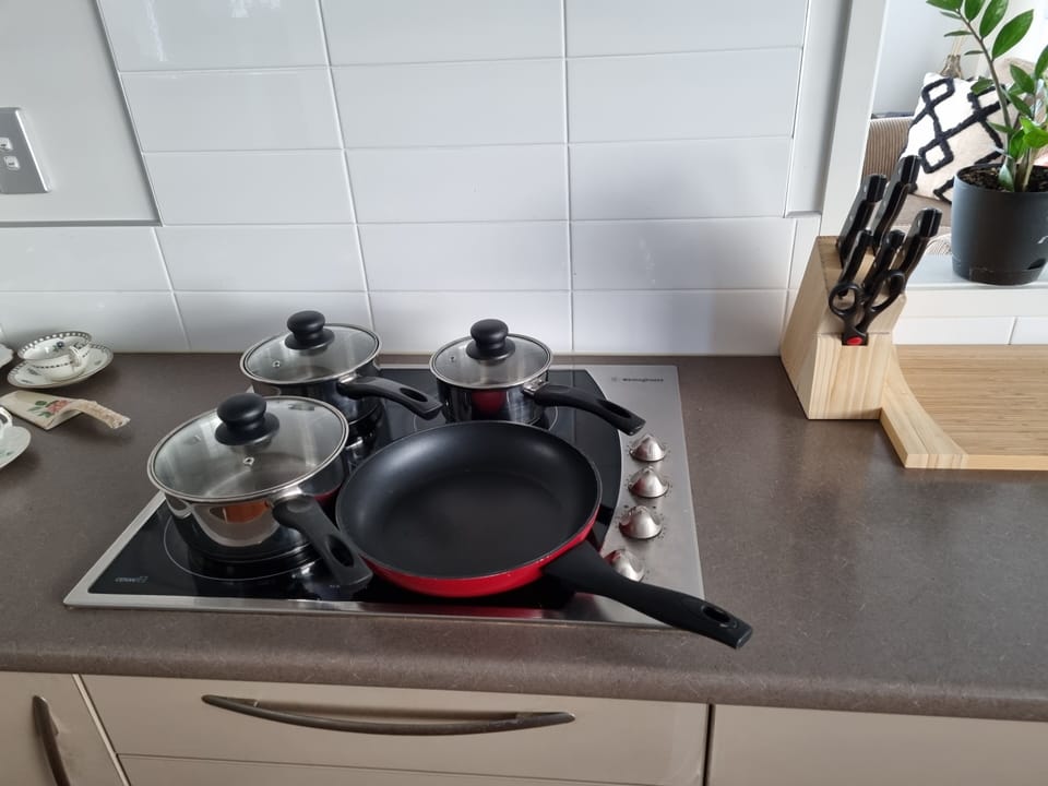 4 induction hob with frying pan and 3 pots for use