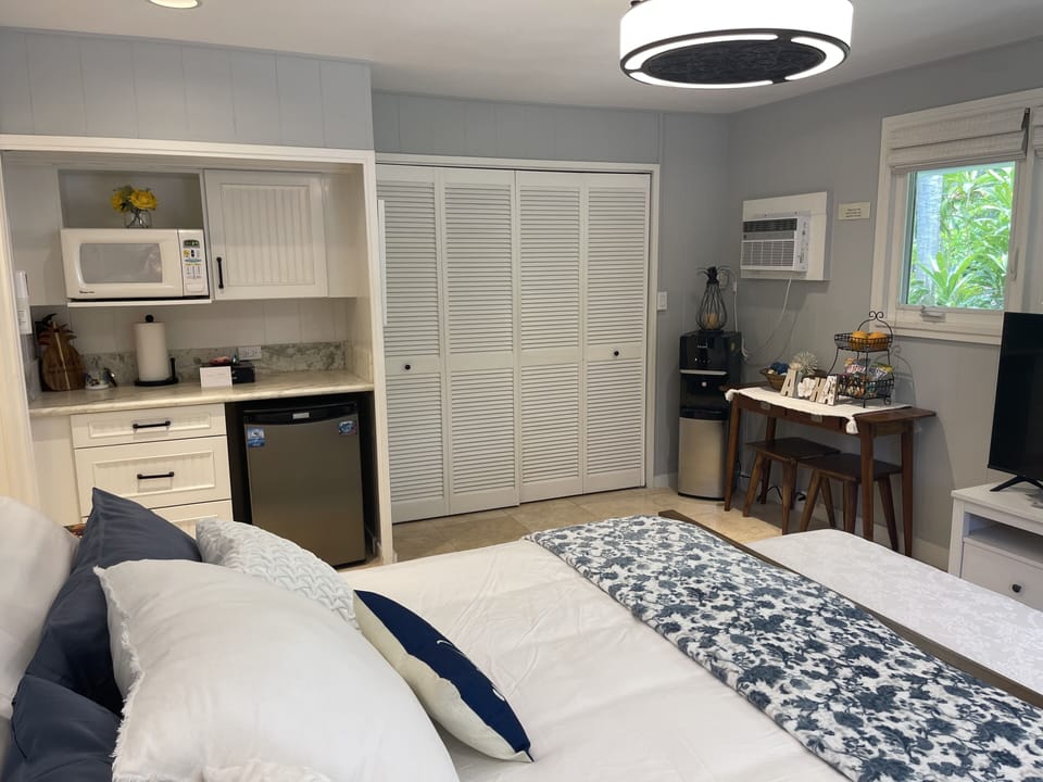 Kitchenette, large closet, garden views, tv, ac, king size bed w/luxury bedding