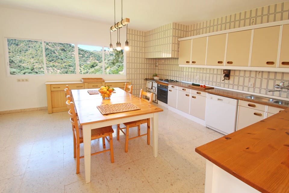 The spacious kitchen is very well equipped.