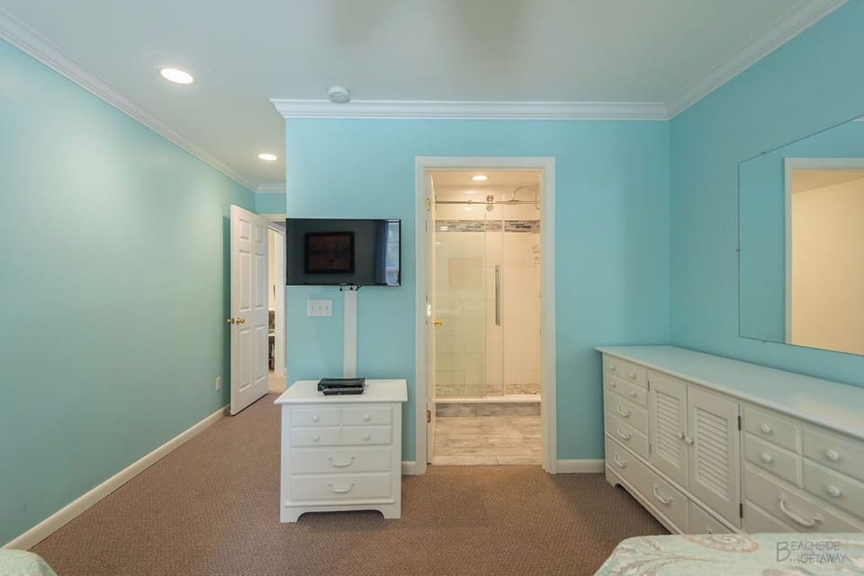 Queen + Twin Bedroom