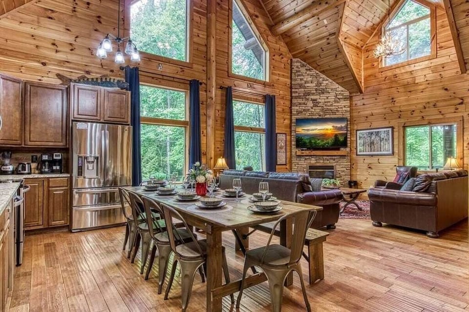 The Lodge at Glades' inviting dining area