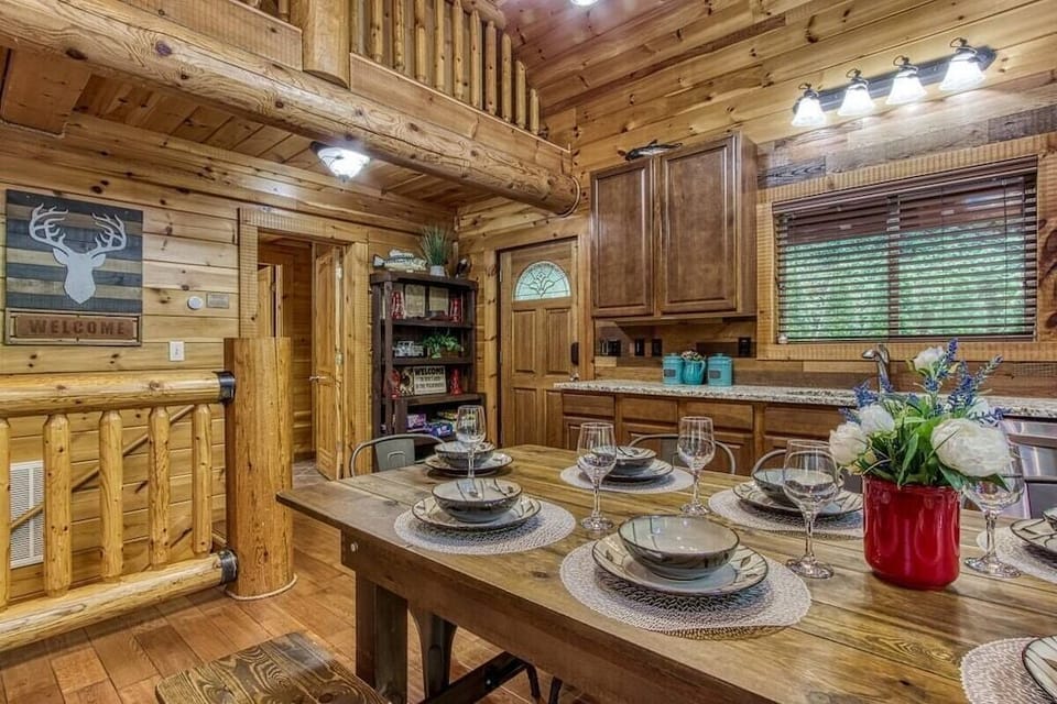 The Lodge at Glades' kitchen and dining area