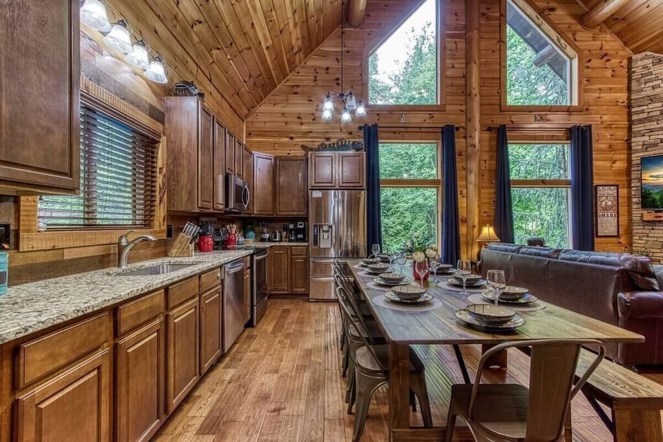 The Lodge at Glades' kitchen and dining area