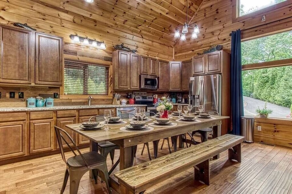 The Lodge at Glades' kitchen and dining area
