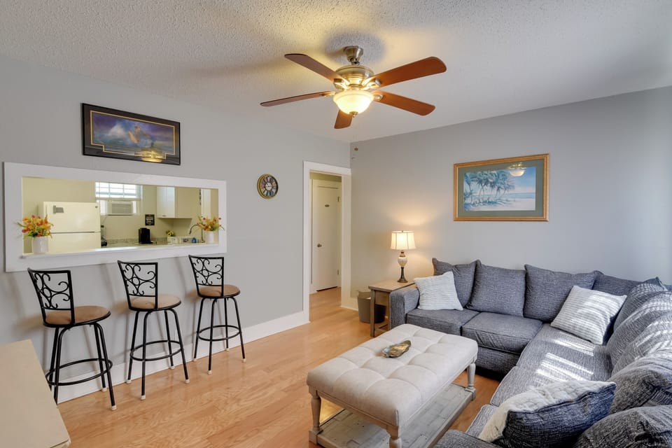 Living Room | Smart TV w/ Cable