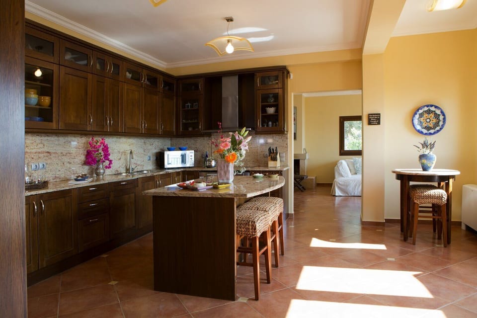 Family size kitchen with seating for 7. Miele, Bosch and Franke appliances.