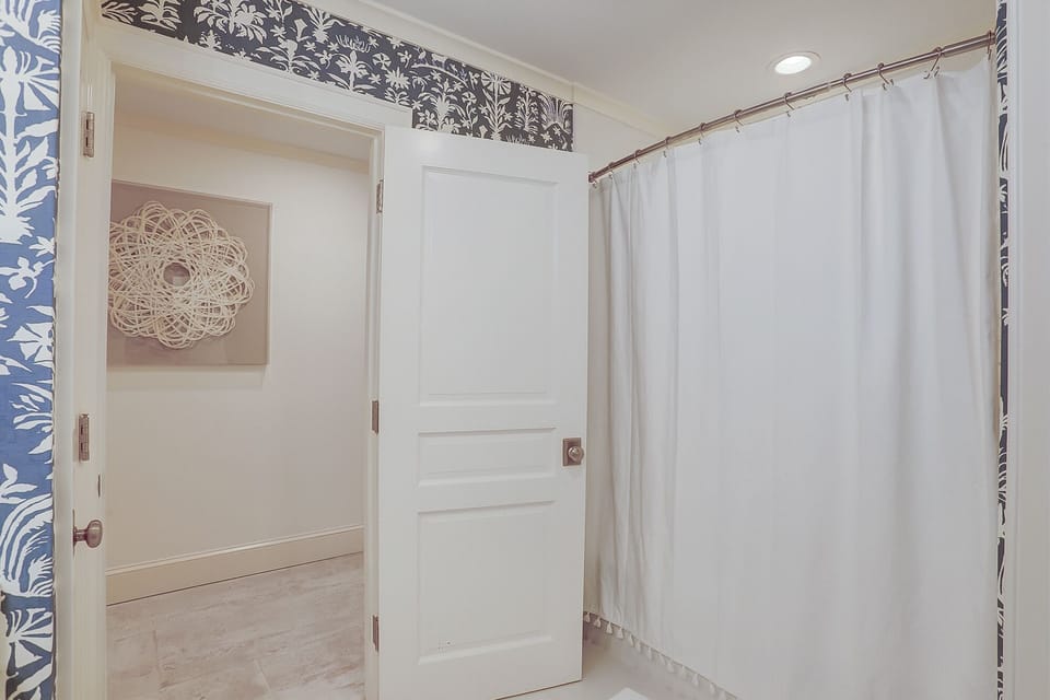 5 Brown Pelican - Shared Bathroom (1st Floor)