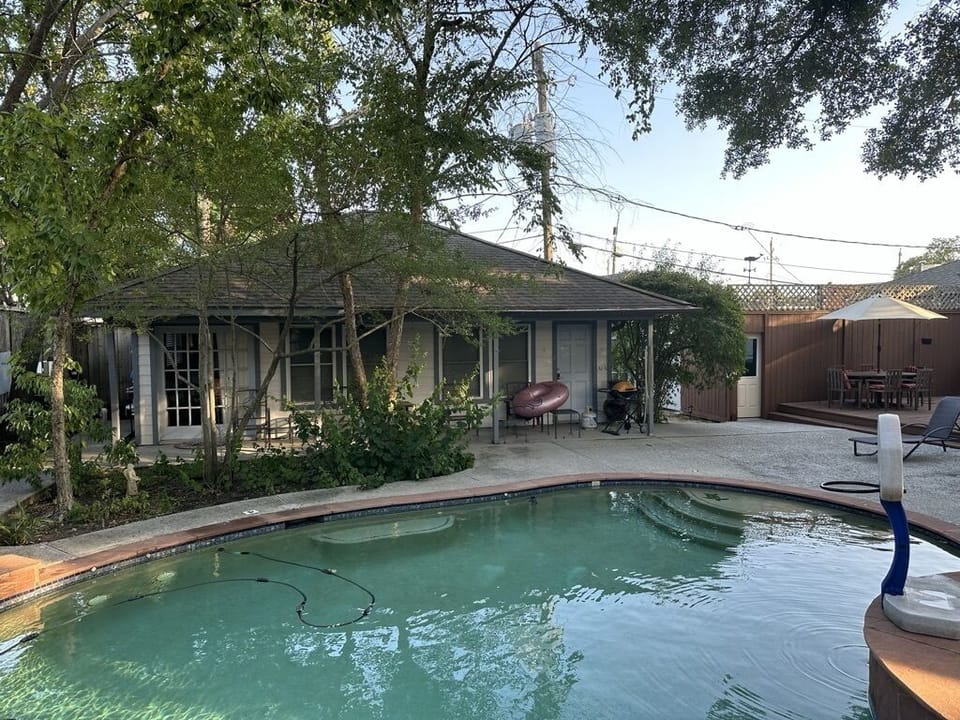 Guest house with pool