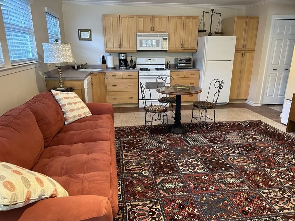 sitting area with kitchen area in the back