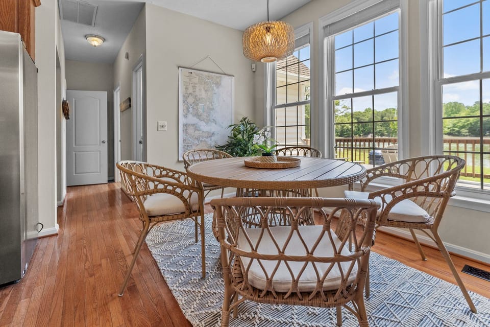 Breakfast table seats 5