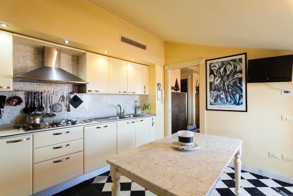 Fully equipped, utensils, pots and pans, kitchen dining table, dishwasher, 