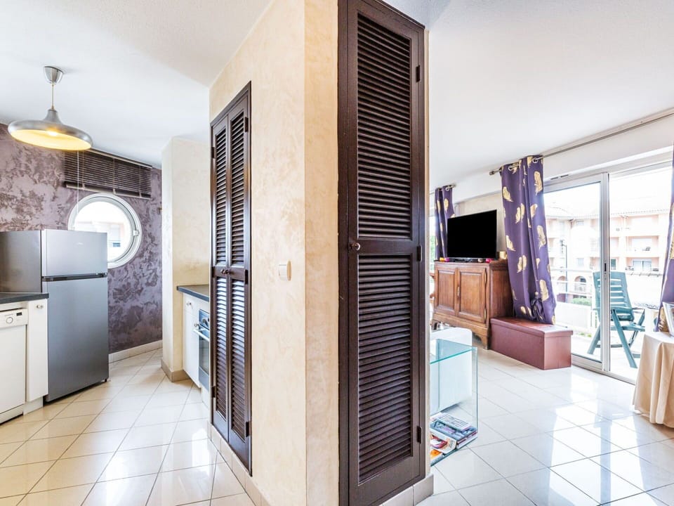 Property, Building, Cabinetry, Interior Design, Wood, Lighting, Flooring, Floor, Hall