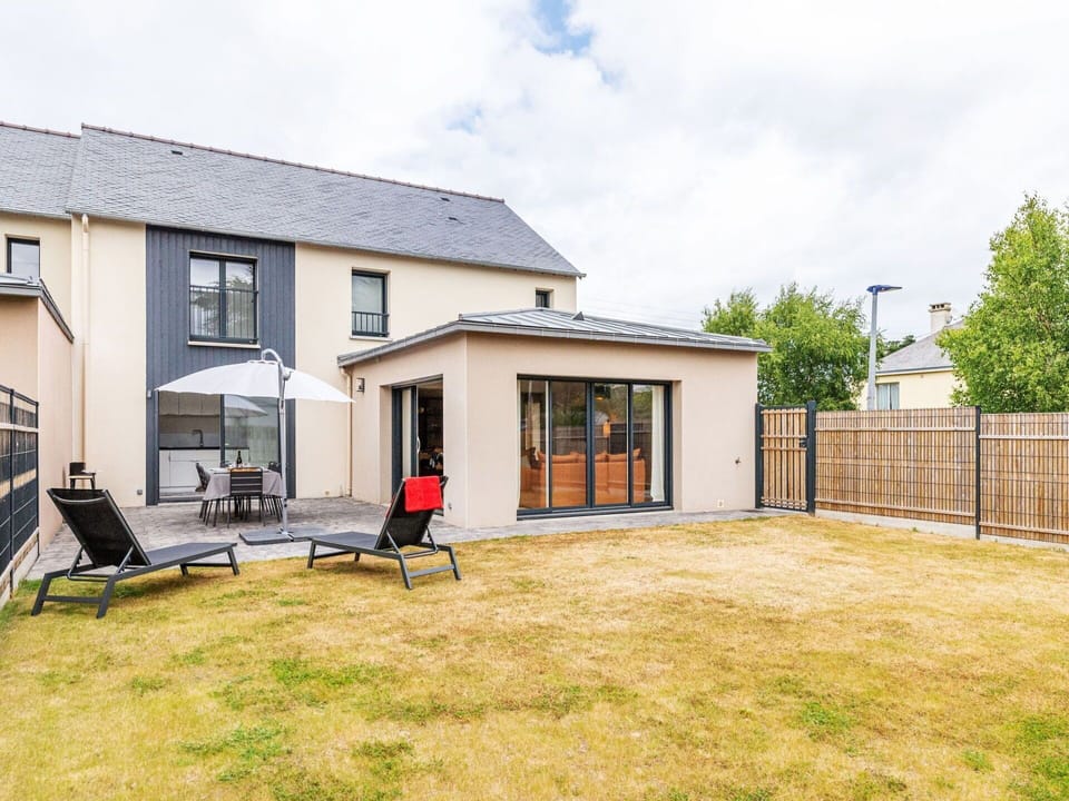 Sky, Cloud, Building, Property, Window, Land Lot, House, Grass, Plant, Door