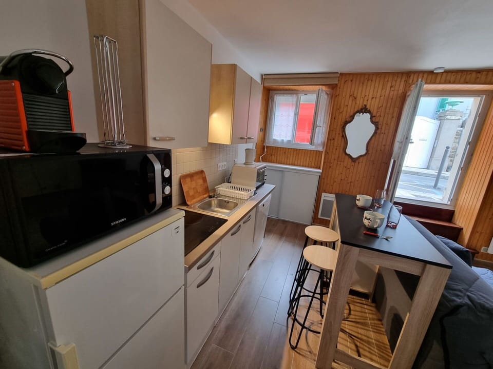 Countertop, Cabinetry, Property, Furniture, Kitchen Appliance, Kitchen, Wood, Interior Design, Home Appliance, Kitchen Stove