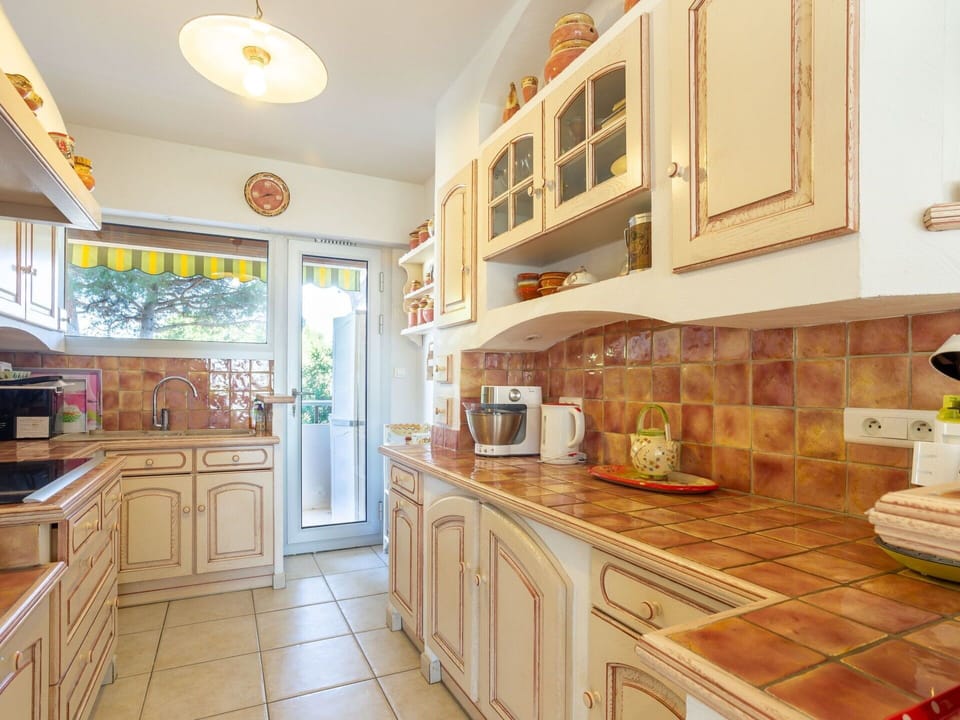Cabinetry, Countertop, Property, Kitchen Appliance, Kitchen, Wood, Drawer, Kitchen Stove, Lighting, Home Appliance