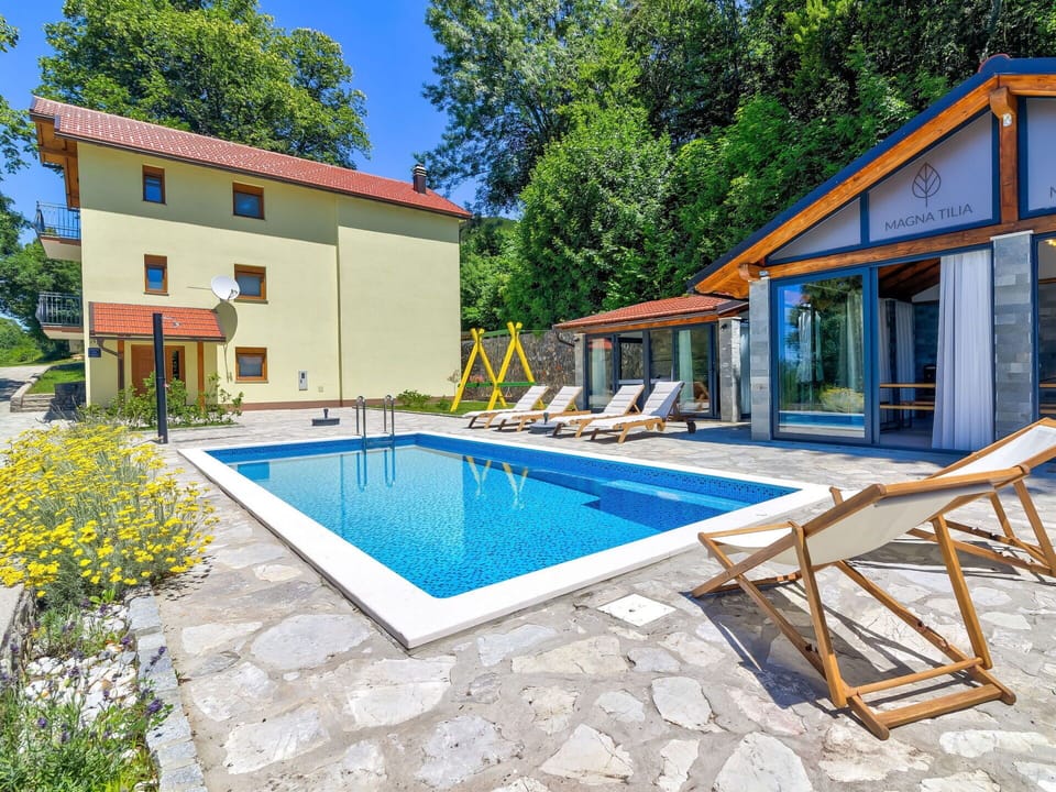 Plant, Building, Water, Property, Window, Swimming Pool, Azure, Tree, Shade, Rectangle