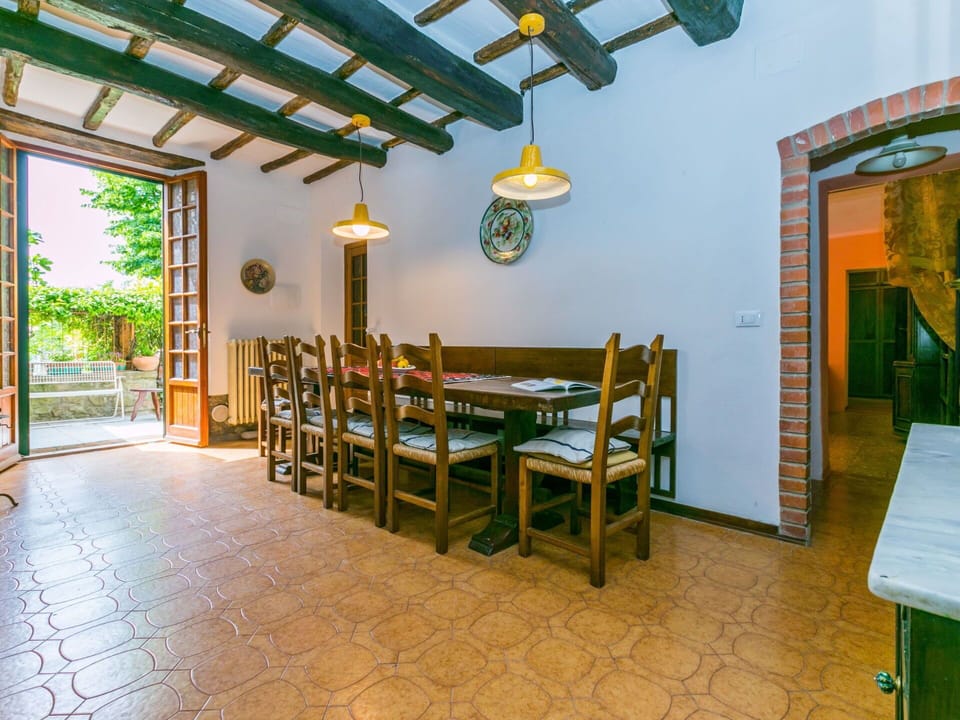 Table, Furniture, Chair, Plant, Wood, Interior Design, Building, Floor, Flooring, Real Estate
