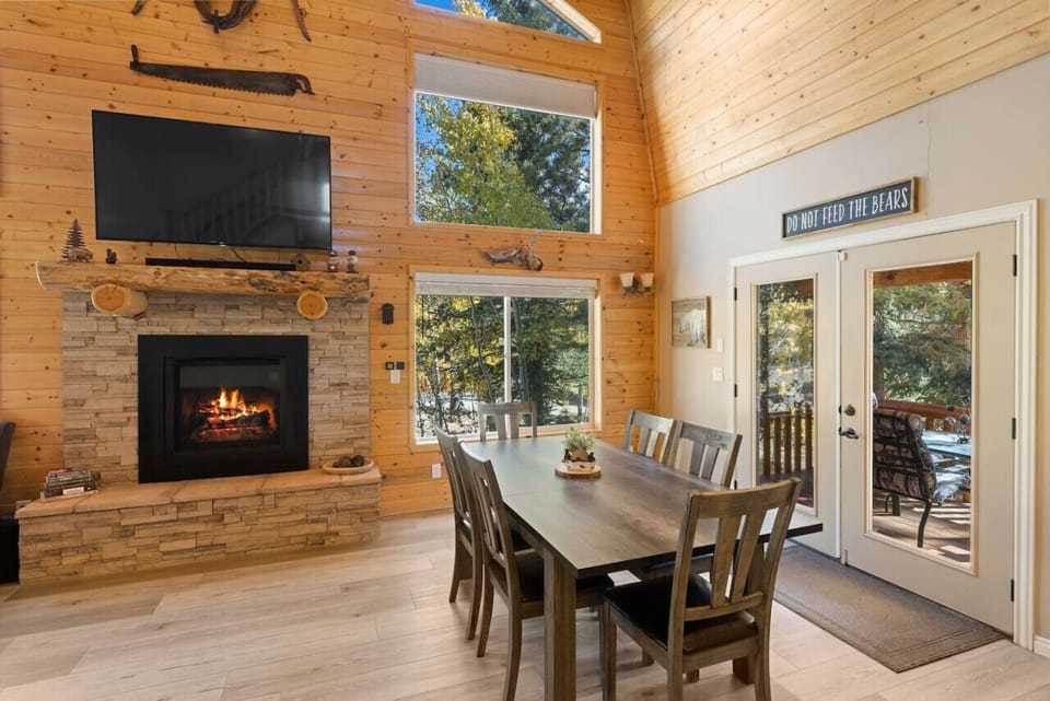 The perfect setting for family dinners with a side of mountain views.