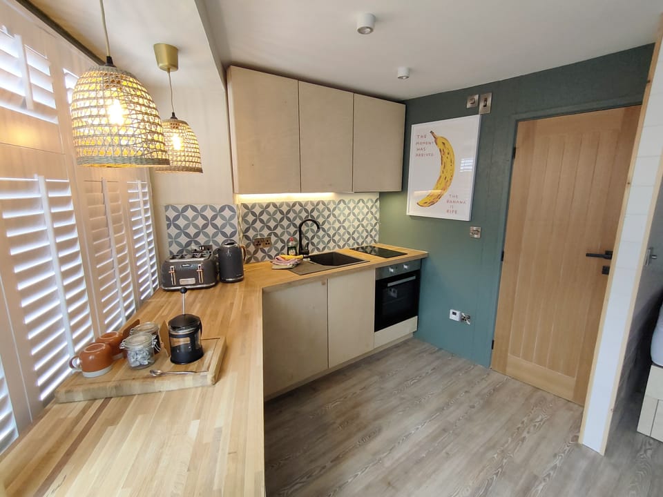 Kitchen and breakfast bar @ the Nook