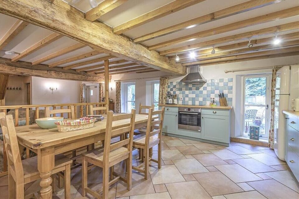 Lovely modern kitchen and dining area with fridge freezer, dishwasher & wash m/c