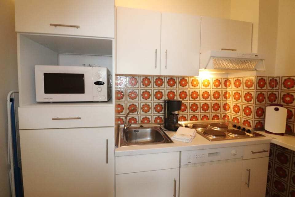 Kitchen with mikrowave, refridgerator and herd