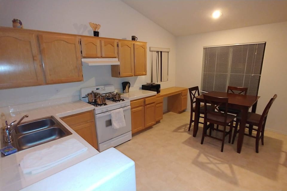 Kitchen breakfast table