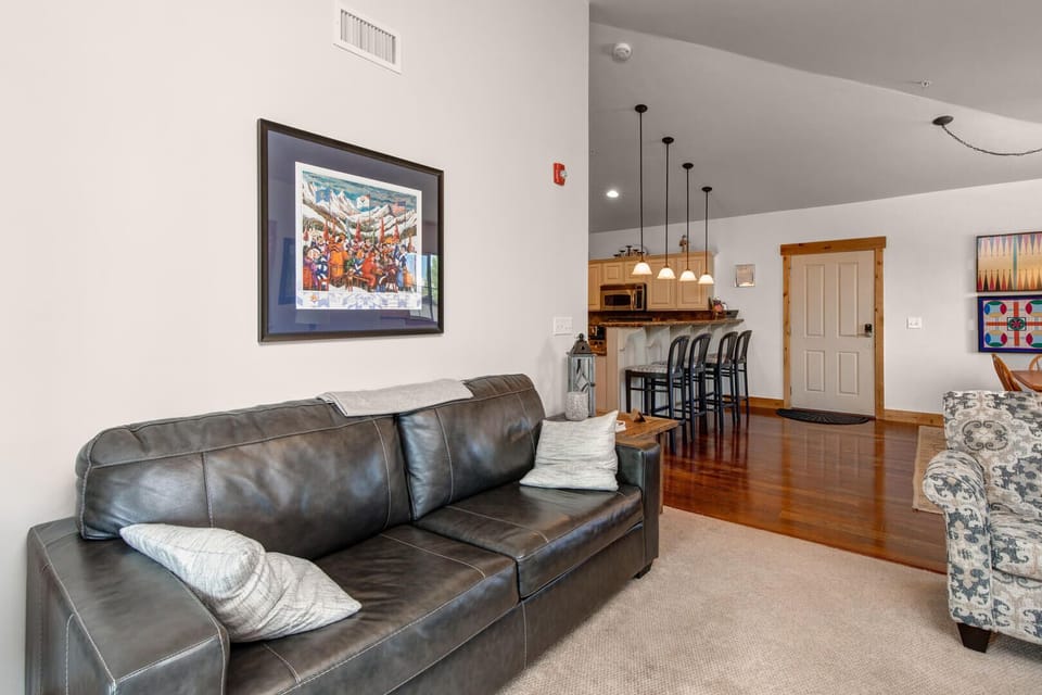 Bear Hollow Lodges 4403: Living room with gas fireplace and private balcony access
