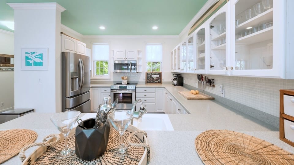 The fully equipped kitchen...