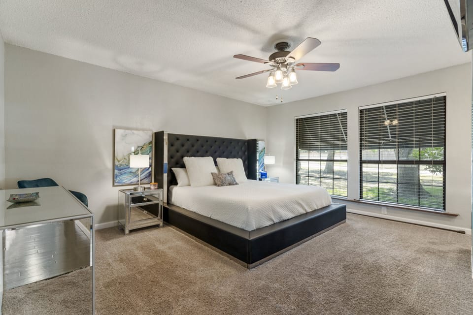 Master bedroom with KING size TEMPER-PEDIC MATTRESS