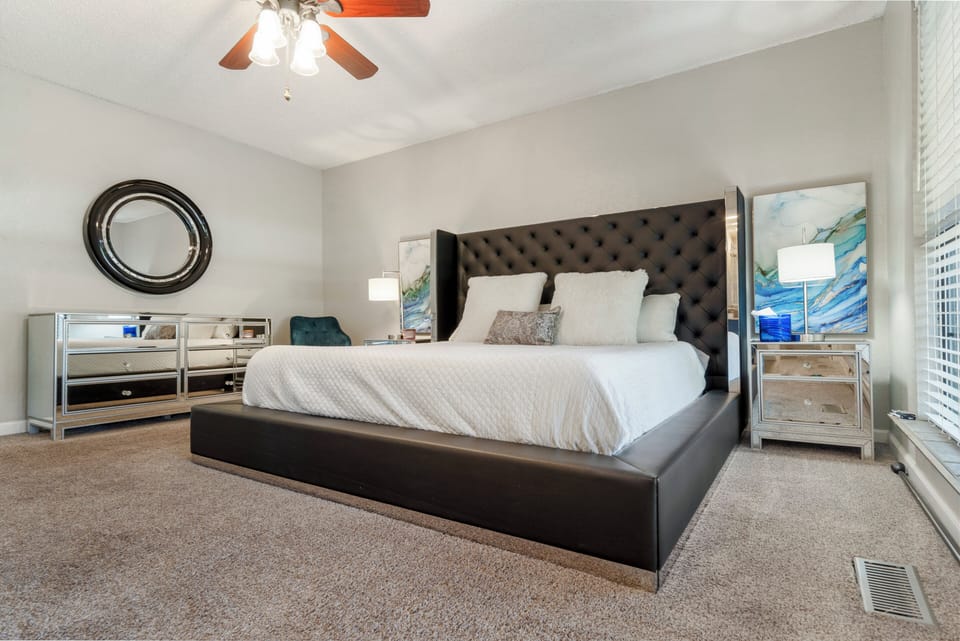 Master bedroom with KING size TEMPER-PEDIC MATTRESS